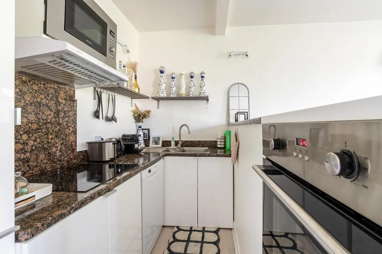 Apartment In Front Of The Sacre Coeur - 2 Bedrooms With Elevator Paris