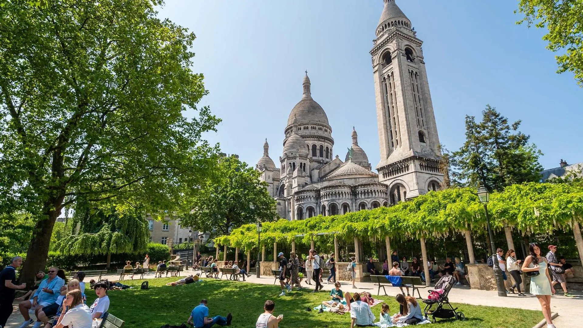 Apartment In Front Of The Sacre Coeur - 2 Bedrooms With Elevator Paris