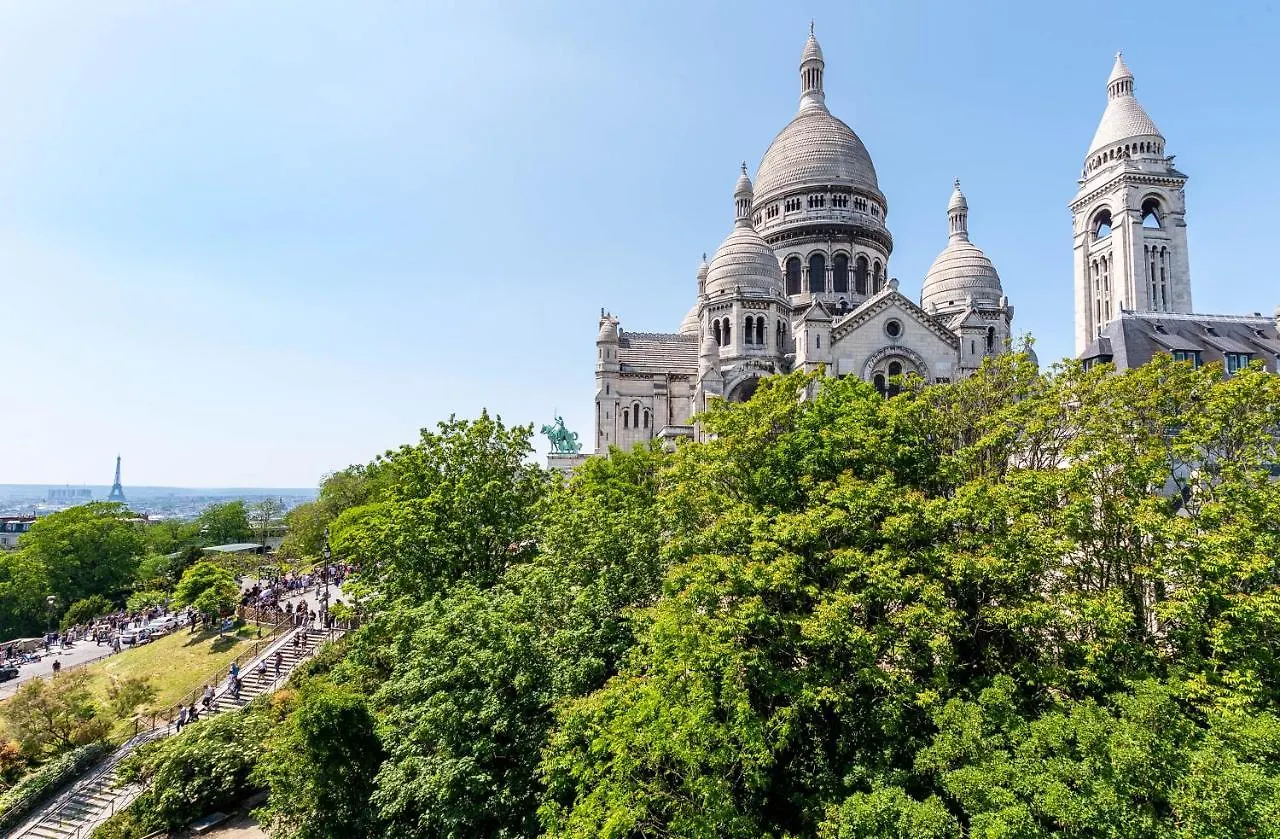 In Front Of The Sacre Coeur - 2 Bedrooms With Elevator location