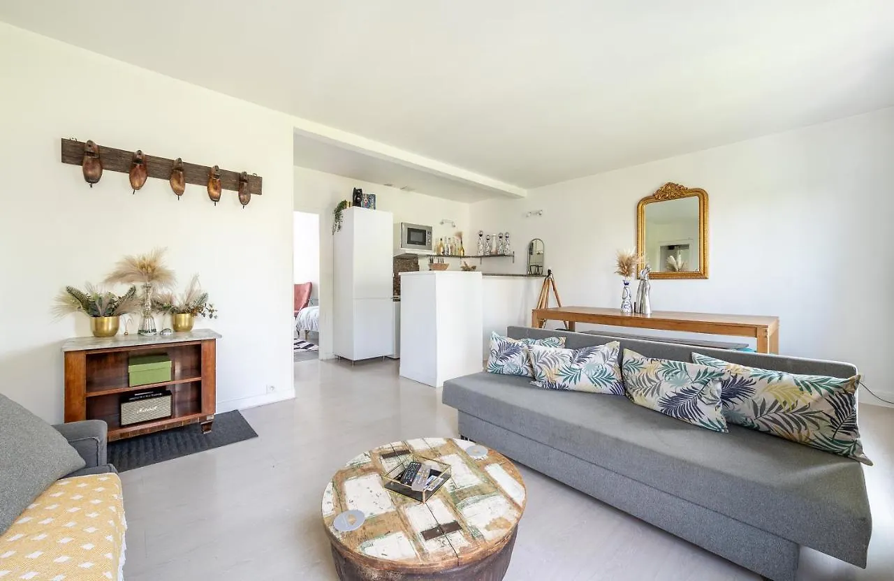 Apartment In Front Of The Sacre Coeur - 2 Bedrooms With Elevator Paris France