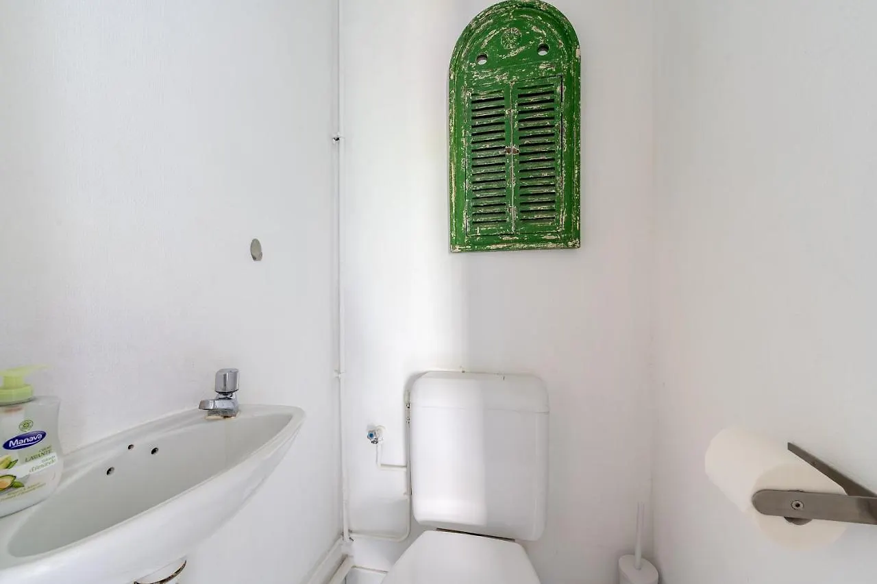 Apartment In Front Of The Sacre Coeur - 2 Bedrooms With Elevator Paris