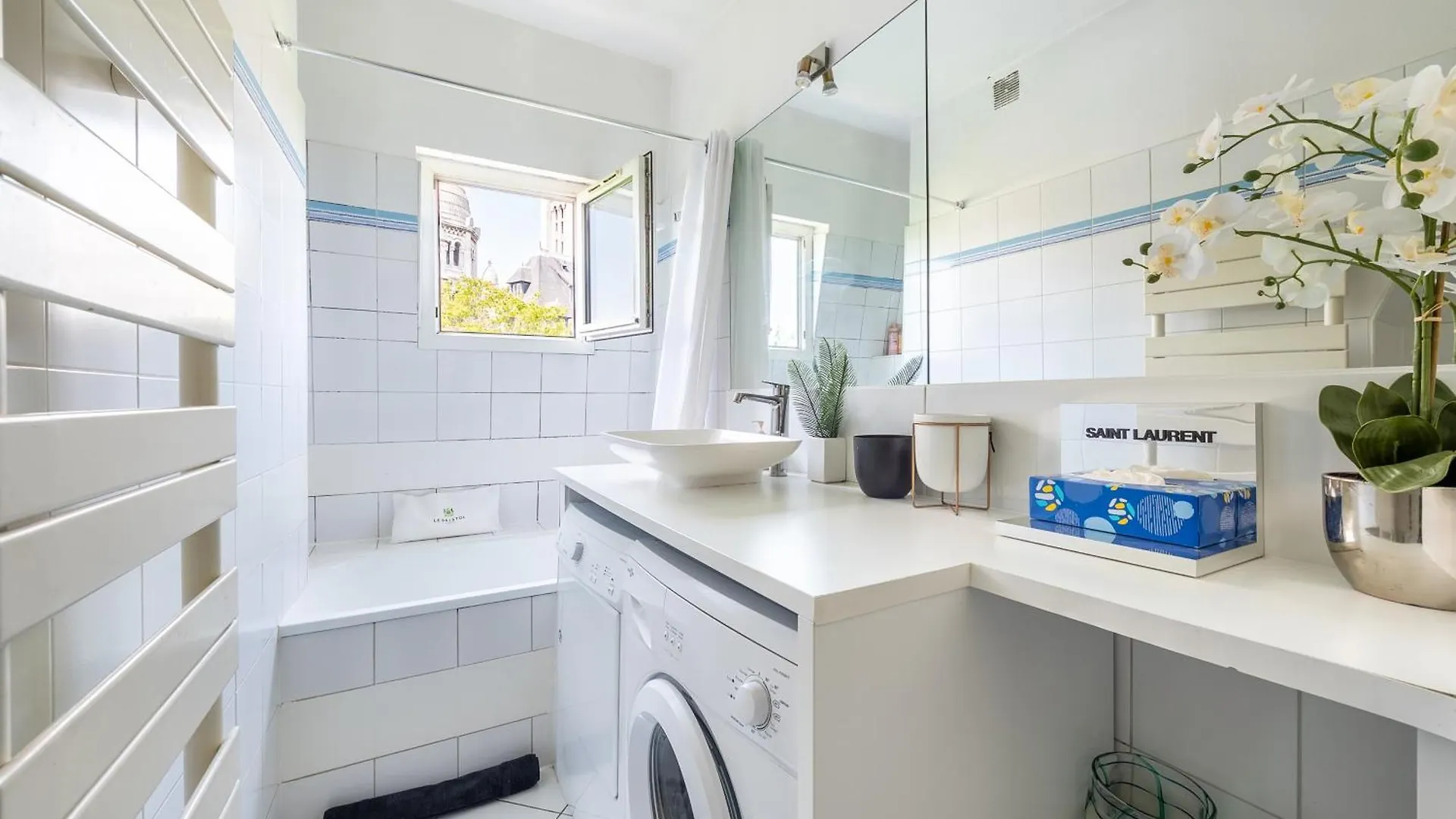 In Front Of The Sacre Coeur - 2 Bedrooms With Elevator Paris Apartment